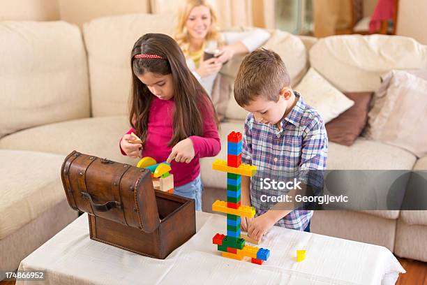 Дети Играя С Строительные Блоки — стоковые фотографии и другие картинки Близость - Близость, Блок, Брат