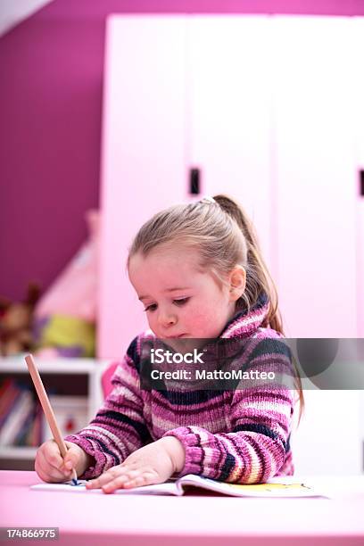 Photo libre de droit de Petite Fille Est Dessin banque d'images et plus d'images libres de droit de Beauté - Beauté, Blanc, Bonheur