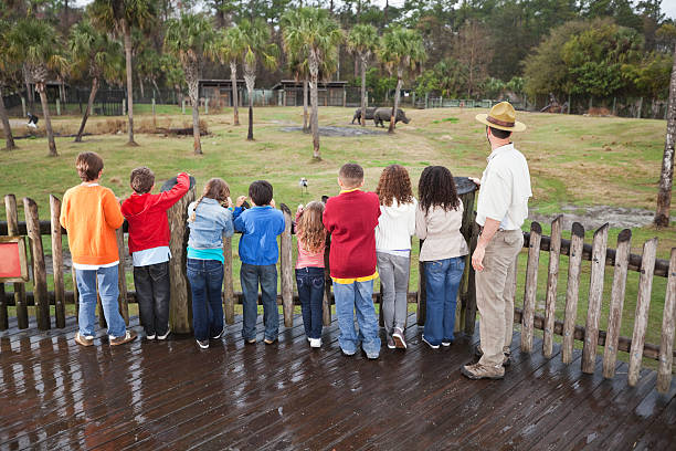 동물원 사육사, 그룹 어린이들의 코뿔소 증거서류는 - teaching field trip classroom child 뉴스 사진 이미지