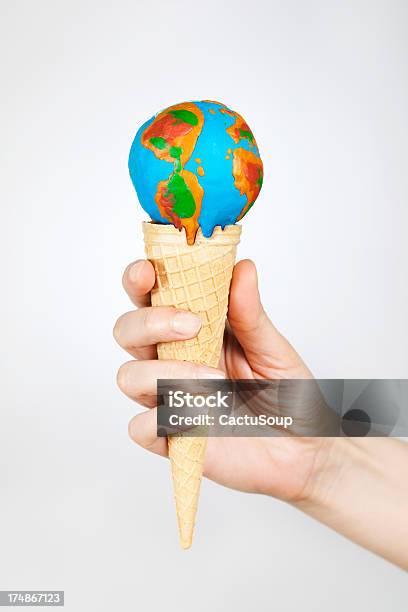 El Calentamiento Global Foto de stock y más banco de imágenes de Helado - Comida dulce congelada - Helado - Comida dulce congelada, Cono, Derretirse