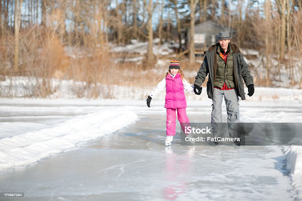 Vater und Tochter beim Eislaufen - Lizenzfrei 10-11 Jahre Stock-Foto