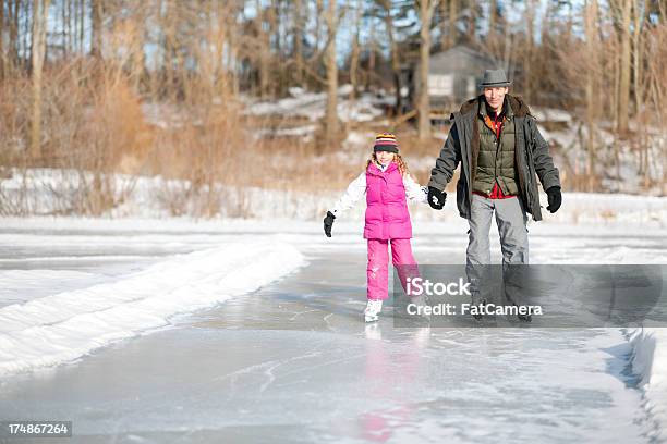 Pai E Filha De Patinagem No Gelo - Fotografias de stock e mais imagens de 10-11 Anos - 10-11 Anos, 30-39 Anos, 4-5 Anos