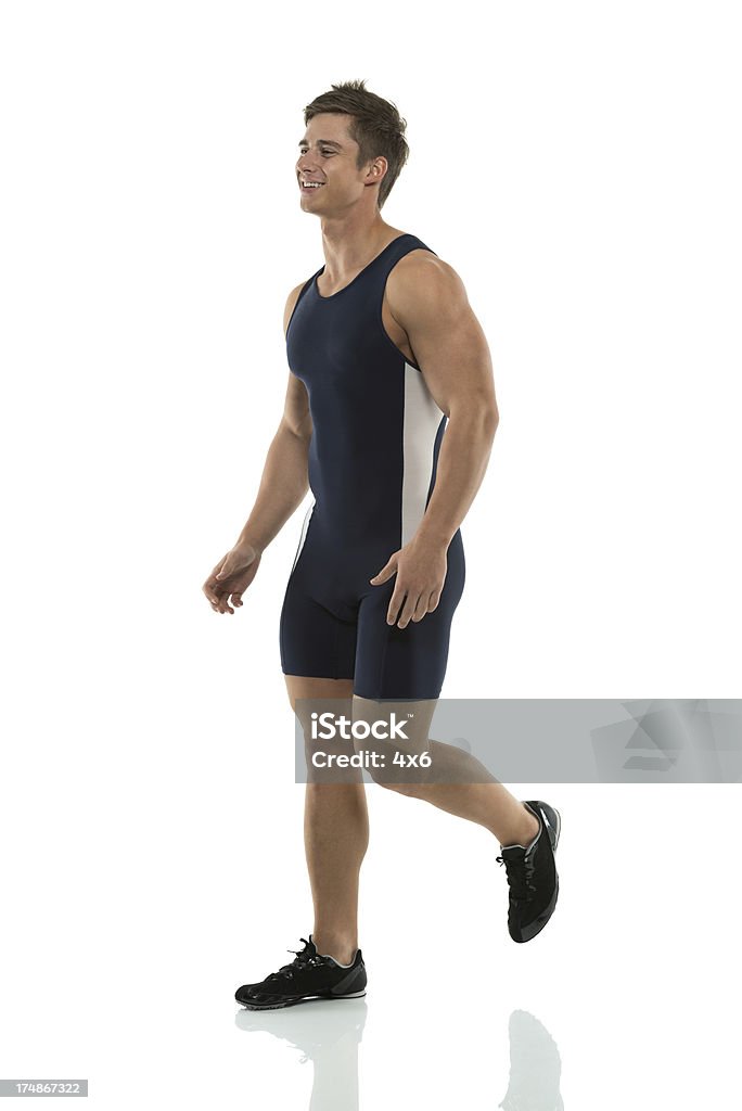 Sorridente maschio runner in azione - Foto stock royalty-free di Camminare