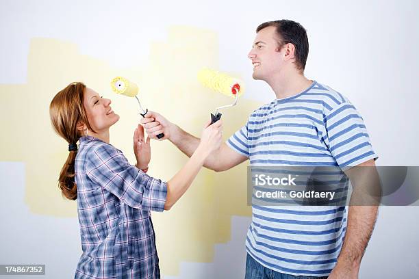 행복함 커플입니다 재미있는 벽면 동안 페인팅 2명에 대한 스톡 사진 및 기타 이미지 - 2명, 30-39세, DIY