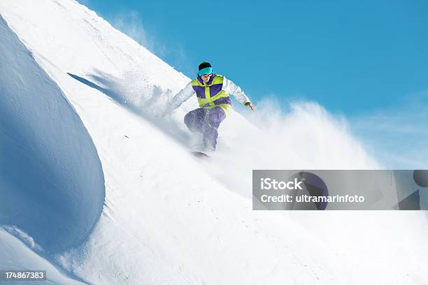 Snowboardzistka Przechodząc W Dół - zdjęcia stockowe i więcej obrazów Bardzo zwolnione tempo - Bardzo zwolnione tempo, Chłodny, Czynność