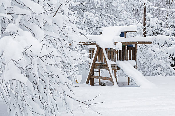 tormenta back yard swingset - isweather2013 foto e immagini stock