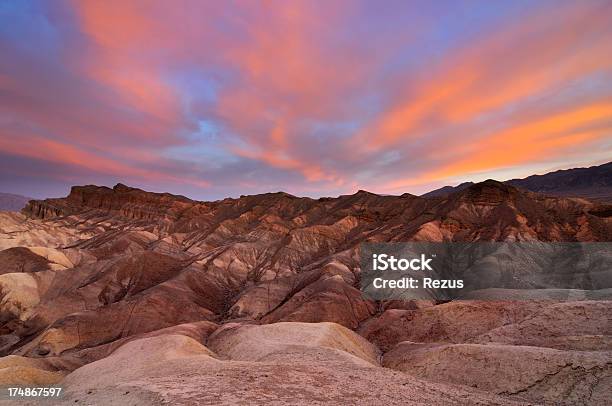 Paisaje De Zabriskie Punto Con Un Color Rosa Brillante Cielo Foto de stock y más banco de imágenes de Parque Nacional Death Valley