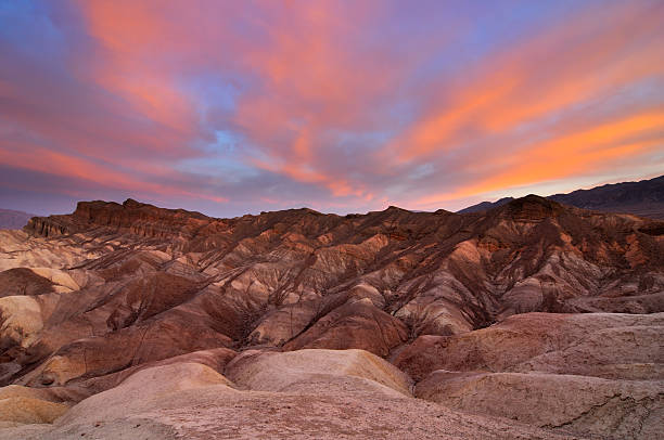 krajobraz zabriskie punkt z jasny różowy niebo - awe death valley desert sandstone sunrise zdjęcia i obrazy z banku zdjęć