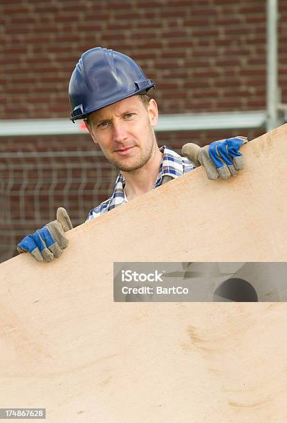 Holz Arbeiter Holding Stockfoto und mehr Bilder von 30-34 Jahre - 30-34 Jahre, Arbeiten, Arbeiter