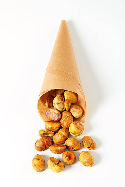 cornet de tostado castañas - sweet food chestnut yellow brown fotografías e imágenes de stock