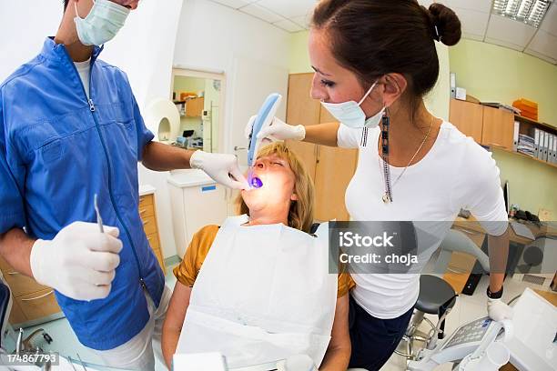 Foto de Meio Envelhecido Mulher No Dentistdoctor E Enfermeira Trabalhando e mais fotos de stock de Adulto