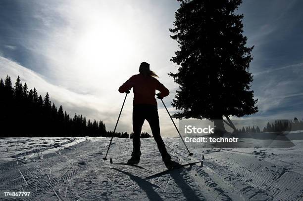 Foto de Silhueta De Jovens Mulheres Em Esqui Crosscountry e mais fotos de stock de Neve - Neve, Esqui - Equipamento esportivo, Esqui - Esqui e snowboard