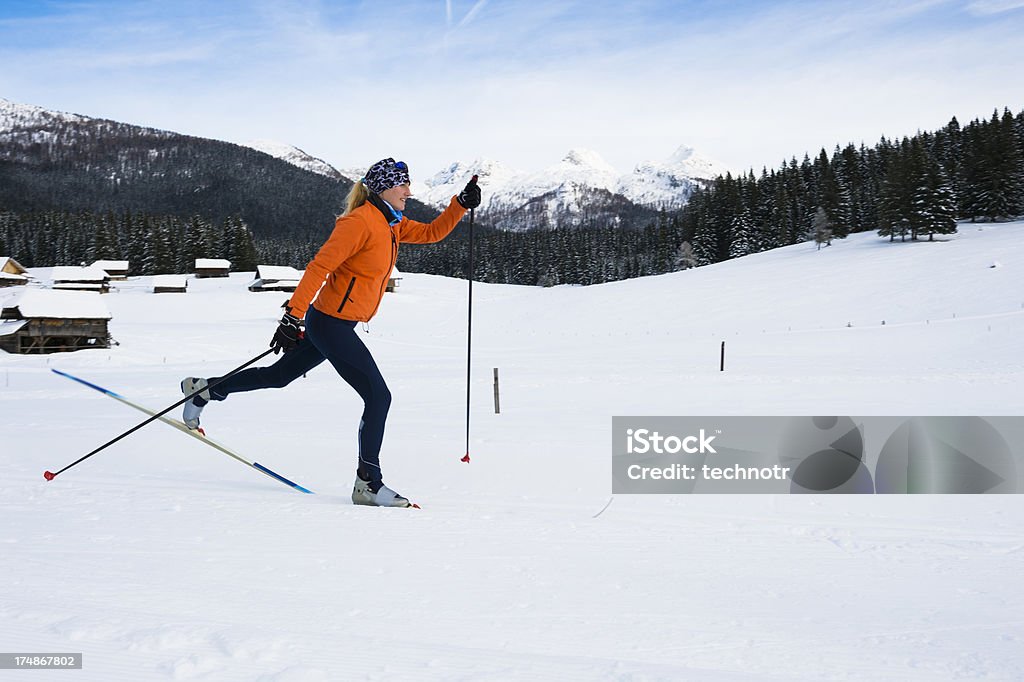 Молодые красивые женщины на лыжах — классический стиль - Стоковые фото Лыжные гонки роялти-фри
