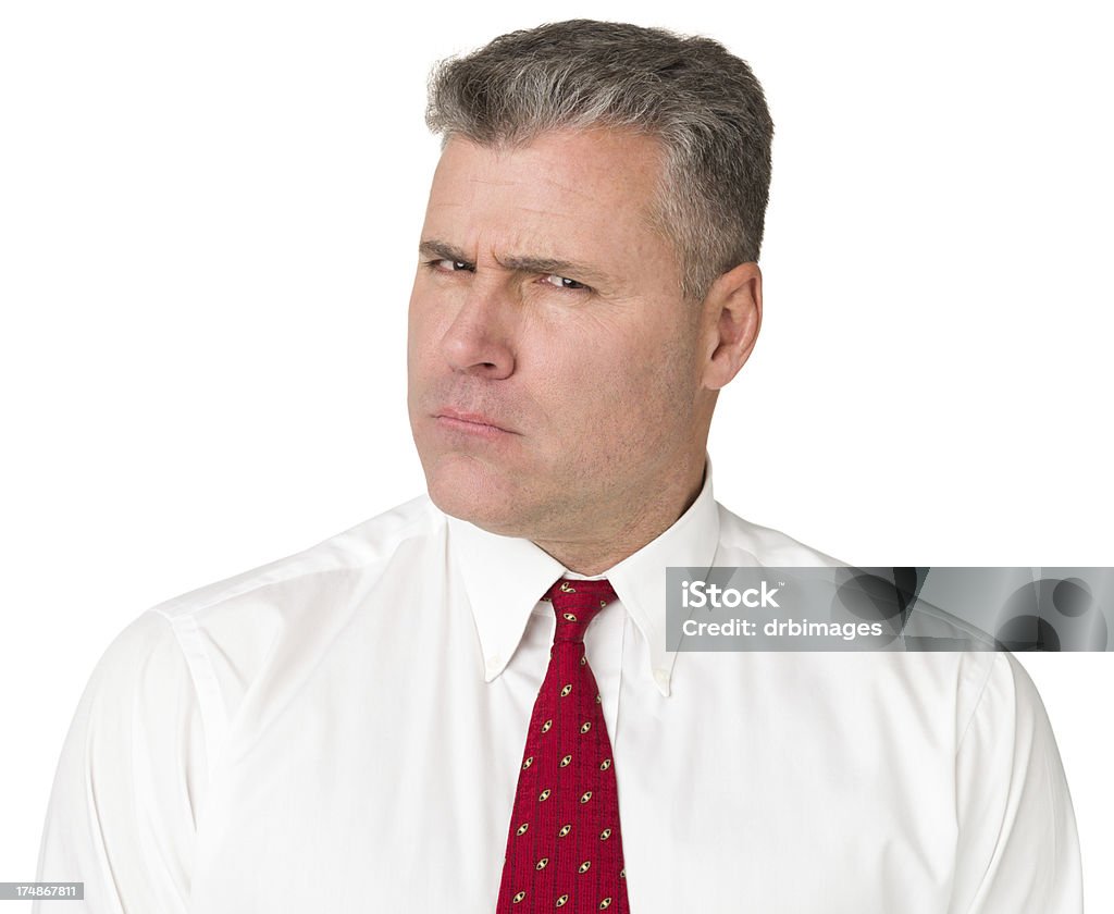 Scowling maduro hombre en camisa y corbata mirando a la cámara - Foto de stock de 50-54 años libre de derechos