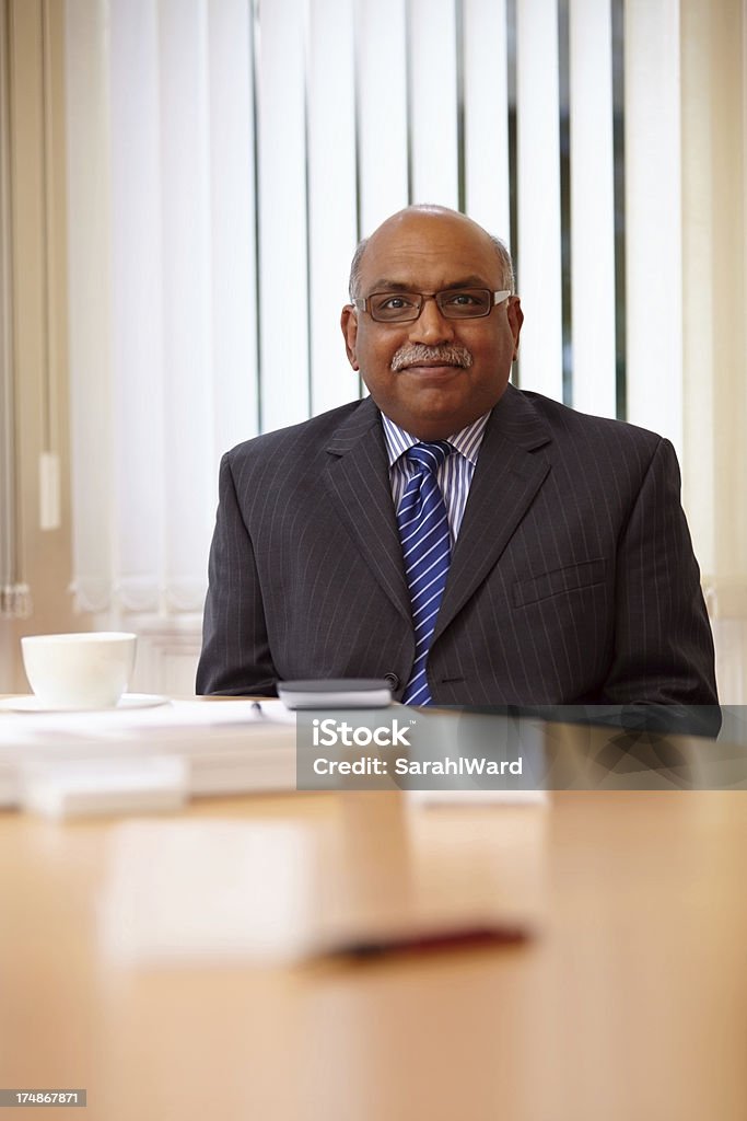 Indiano di successo Uomo d'affari in ufficio - Foto stock royalty-free di 50-54 anni