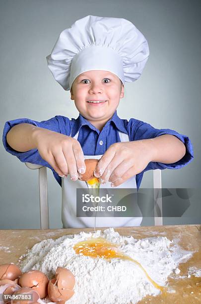 Little Chef Foto de stock y más banco de imágenes de Alegre - Alegre, Chef, Cocinar