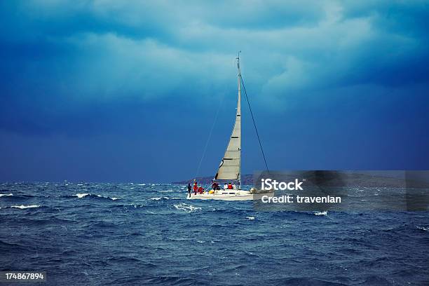 Photo libre de droit de Navigation À Voile Ou Le Temps Orageux banque d'images et plus d'images libres de droit de Activité de loisirs - Activité de loisirs, Adulte, Bateau à voile