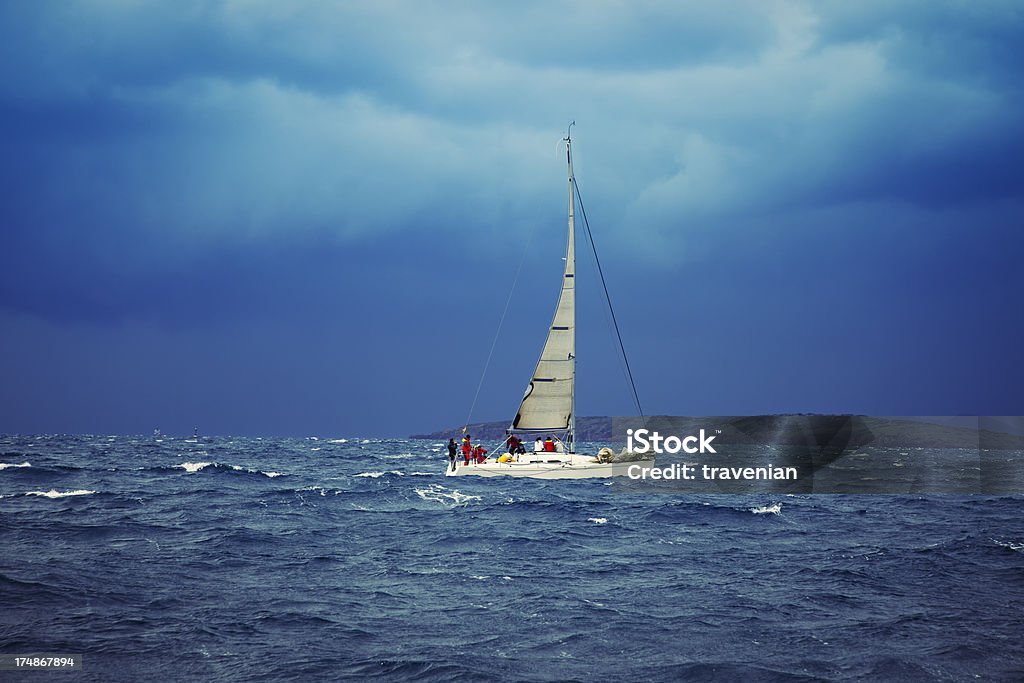 Barca a vela e le tempeste - Foto stock royalty-free di Adulto