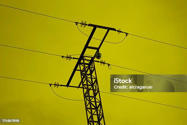 Torre De Altatensão - Fotografias de stock e mais imagens de Amarelo - Amarelo, Cabo, Cabo de Alta-tensão