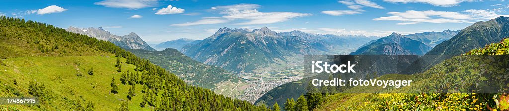 Alpine meadows los picos de montañas verdes nívea panorama Suiza - Foto de stock de Cantón de Valais libre de derechos