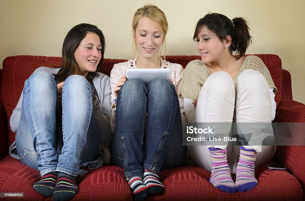 젊은 여자대표 디지털 태블릿 on Sofà - 로열티 프리 3 명 스톡 사진
