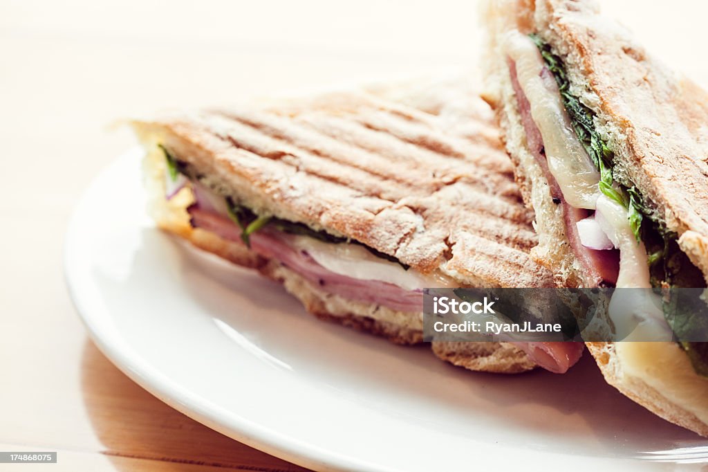 Sándwich caliente con queso emmental a la parrilla - Foto de stock de Alimento libre de derechos