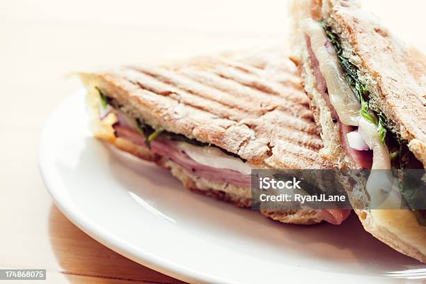 Sándwich Caliente Con Queso Emmental A La Parrilla Foto de stock y más banco de imágenes de Alimento - Alimento, Blanco - Color, Bocadillo