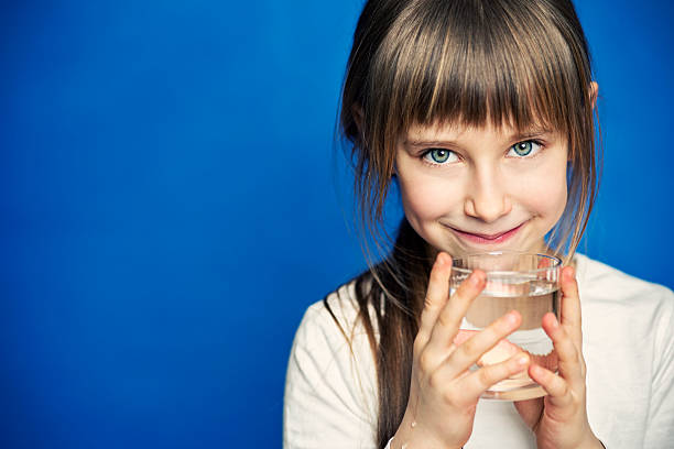 ragazzina beve acqua - two girls only cheerful front view horizontal foto e immagini stock