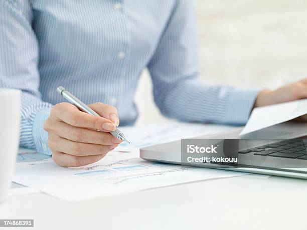 Mujer De Negocios Que Trabaja Con El Transcurso Del Tiempo Foto de stock y más banco de imágenes de Informe