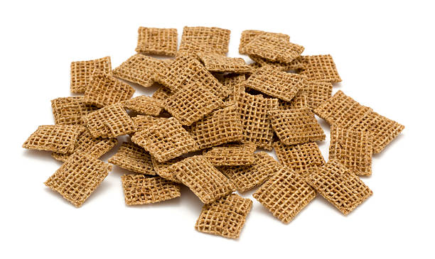 trigo cereais de pequeno-almoço heap - shreddies imagens e fotografias de stock