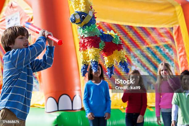 Foto de Pinata No Childrens Birthday Party e mais fotos de stock de Castelo inflável - Castelo inflável, 10-11 Anos, 6-7 Anos