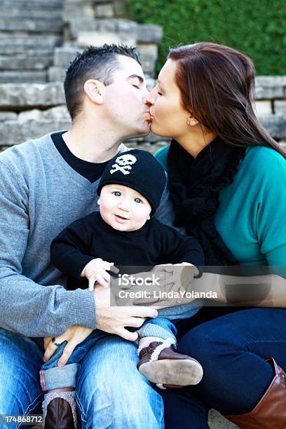Jovem Casal A Beijar Como Se Mantenha O Seu Bebé - Fotografias de stock e mais imagens de 0-11 Meses - 0-11 Meses, 20-29 Anos, 25-29 Anos
