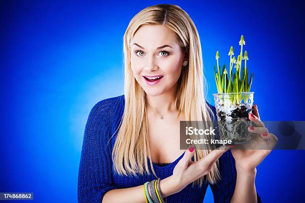 Foto de Mulher Bonita Com Uma Planta De Primavera e mais fotos de stock de 25-30 Anos - 25-30 Anos, 30 Anos, 30-34 Anos