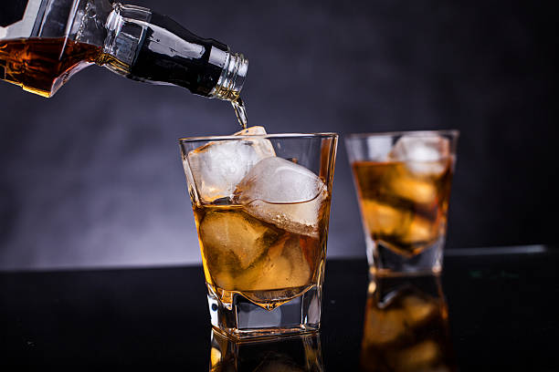 uísque - whisky liqueur glass alcohol bottle imagens e fotografias de stock