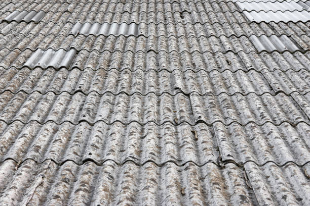 telhas velhas de cimento amianto - amianto telhado eternit - fotografias e filmes do acervo