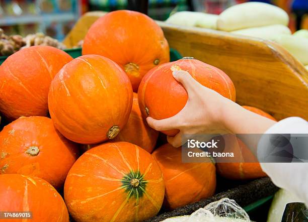 Compras De Mercearia - Fotografias de stock e mais imagens de Abundância - Abundância, Abóbora, Adulto