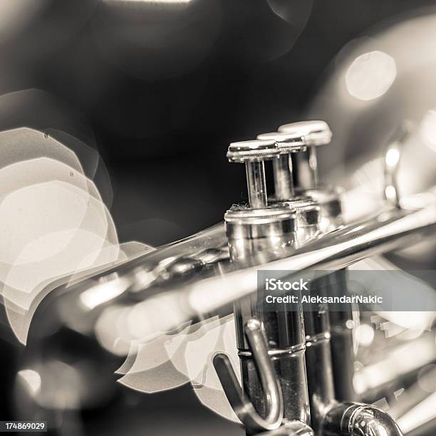 Foto de Trompete Em Um Clube De Jazz e mais fotos de stock de Trompete - Trompete, Dourado - Descrição de Cor, Ouro - Metal