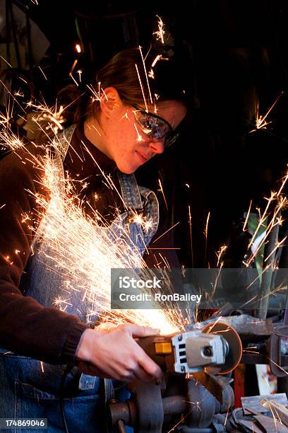 Photo libre de droit de Couper Avec Meuleuse banque d'images et plus d'images libres de droit de Acier - Acier, Activité de loisirs, Art et Artisanat