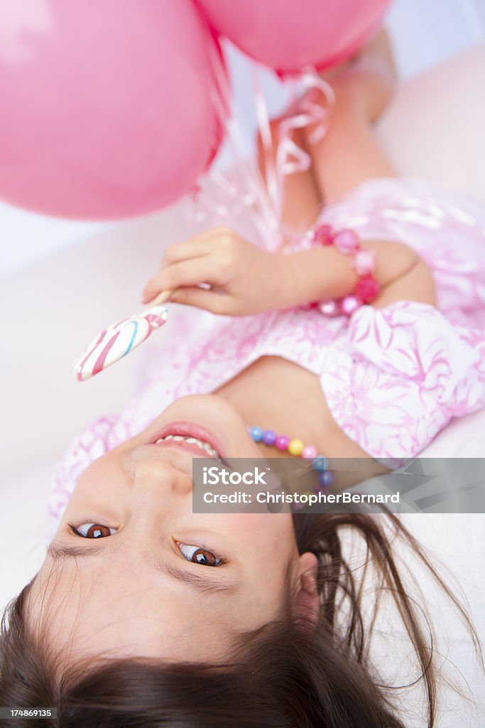 Ragazza di compleanno essere giocoso - Foto stock royalty-free di 6-7 anni