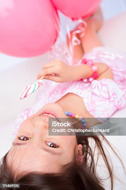 Ragazza Di Compleanno Essere Giocoso - Fotografie stock e altre immagini di 6-7 anni - 6-7 anni, Abbigliamento casual, Allegro