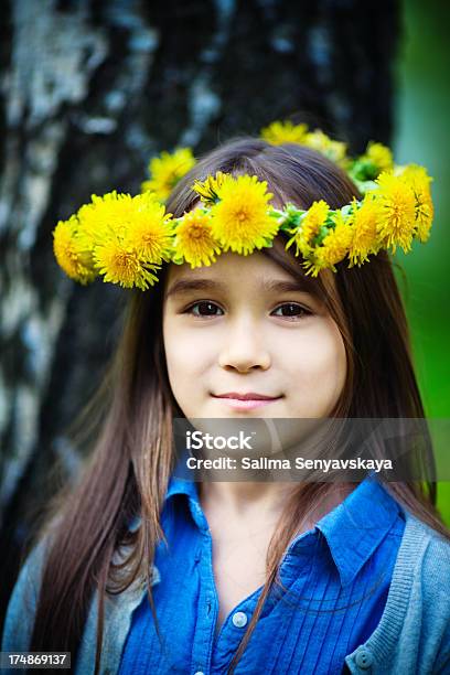 Süßes Kleines Mädchen Trägt Löwenzahn Kranz Stockfoto und mehr Bilder von 6-7 Jahre - 6-7 Jahre, Birke, Blick in die Kamera
