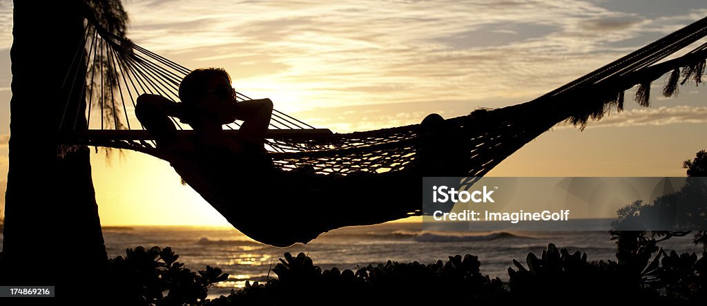 Mulher relaxando na rede na praia - Foto de stock de Estação turística royalty-free