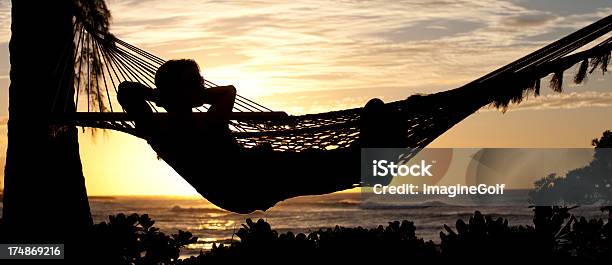 Foto de Mulher Relaxando Na Rede Na Praia e mais fotos de stock de Estação turística - Estação turística, Praia, Rede de dormir