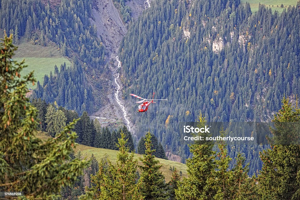 Modernes Mehrzweck-Hubschrauber fliegen in der Berner Alpen - Lizenzfrei Hubschrauber Stock-Foto