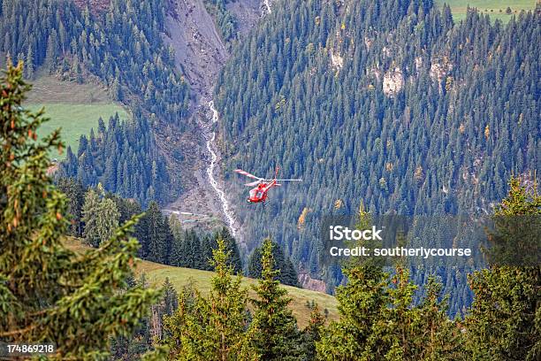 Modernes Mehrzweckhubschrauber Fliegen In Der Berner Alpen Stockfoto und mehr Bilder von Hubschrauber
