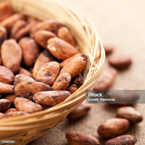 Photo libre de droit de Fève De Cacao Dans Le Panier banque d'images et plus d'images libres de droit de Agriculture - Agriculture, Carré - Composition, Débordant