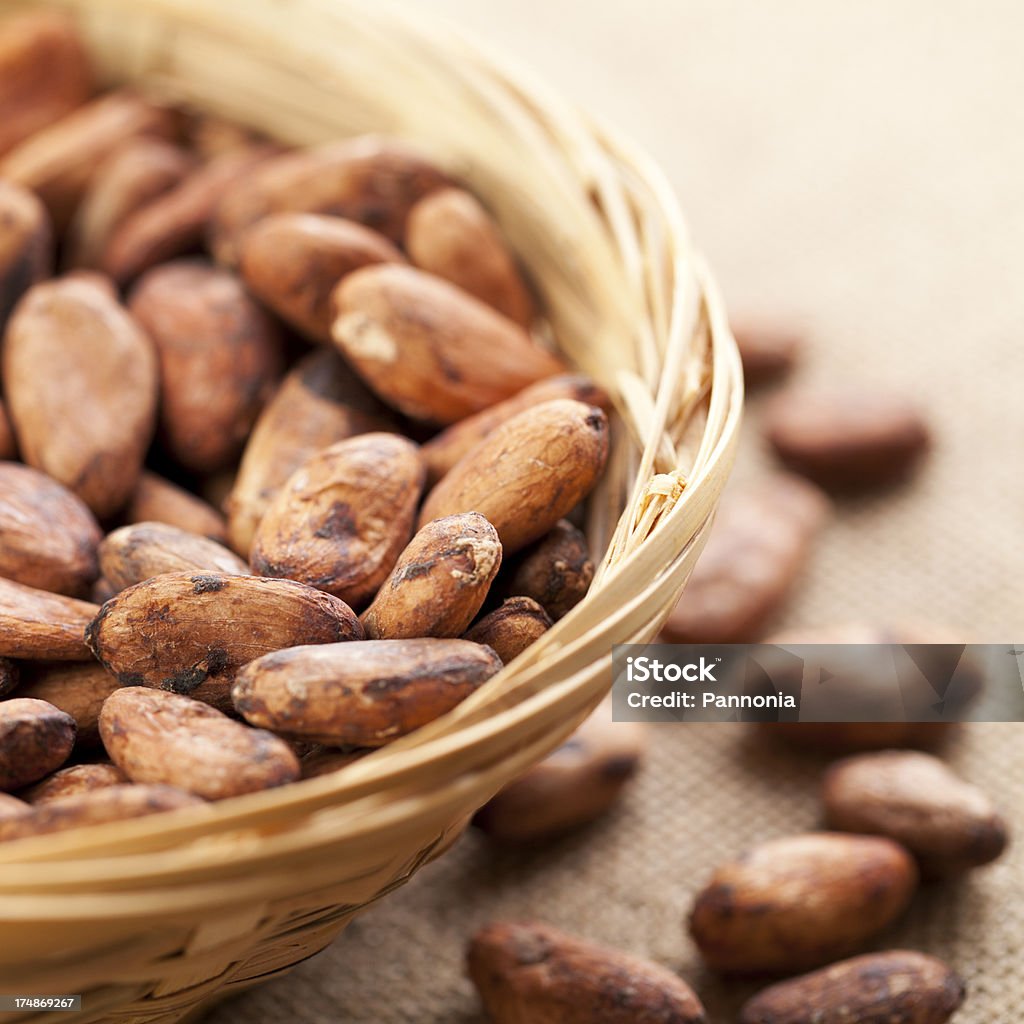 Chicco di cacao nel cestino - Foto stock royalty-free di Agricoltura