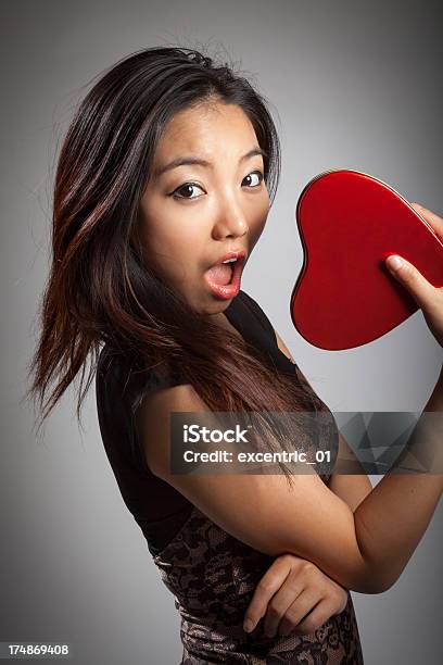 Menina Asiática Atraente Sobre Um Fundo Cinzento - Fotografias de stock e mais imagens de 20-29 Anos - 20-29 Anos, Adulto, Amor