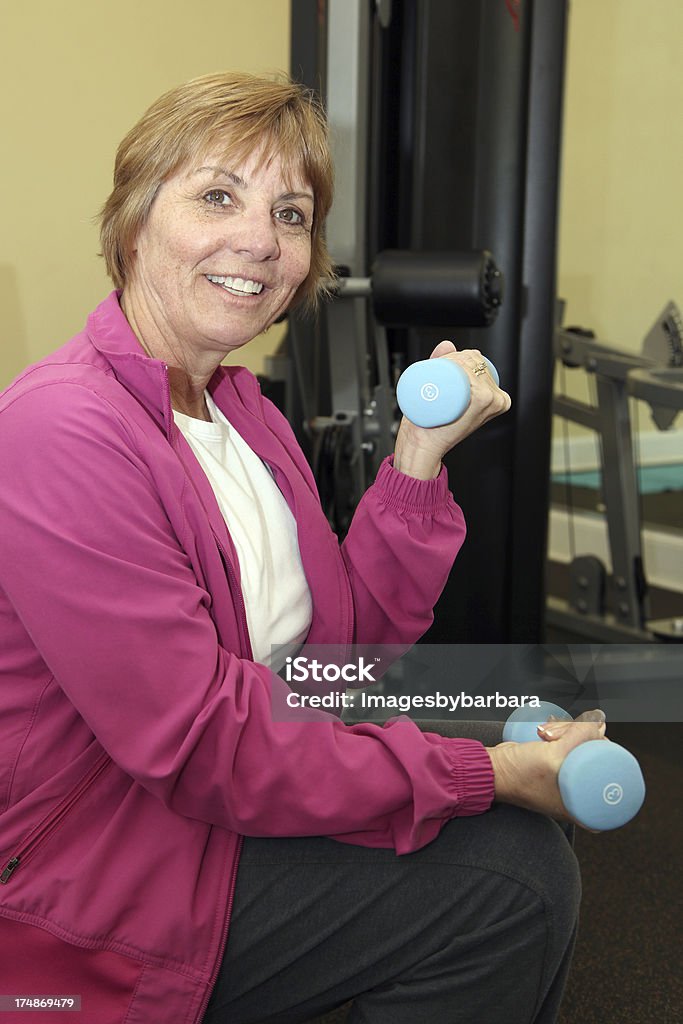 Entrenamiento con pesas - Foto de stock de 55-59 años libre de derechos