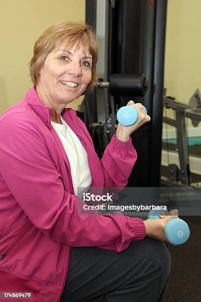 Entrenamiento Con Pesas Foto de stock y más banco de imágenes de 55-59 años - 55-59 años, Actividad, Adulto